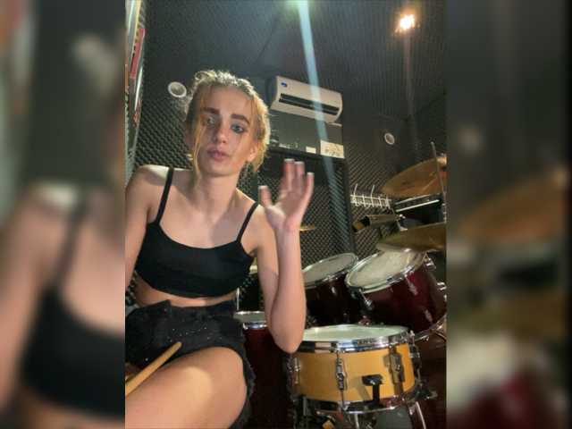 Fényképek EmmylieMorris I'm in music studio today*-* And I'm really sorry if its lagging a bit...Pleqase tip 5 tk^-^ Write in FREE CHAT^-^I really love 5 tk UH(Ultra High) vibration *_*
