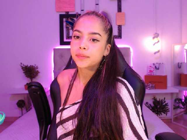 Fényképek saraahmilleer hello guys welcome to my room help me complette my first goal : naked go enjoy me #latina#brunette#curvy#hot#young#18#pvt